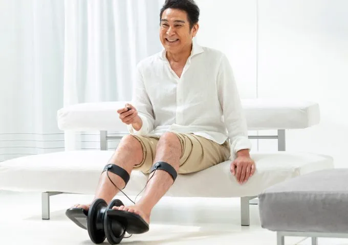 俳優 宇梶剛士さんも効果を実感！自宅で座りながら歩行を再現*するEMSトレーニングマシン「ELEXA FOOT」誕生